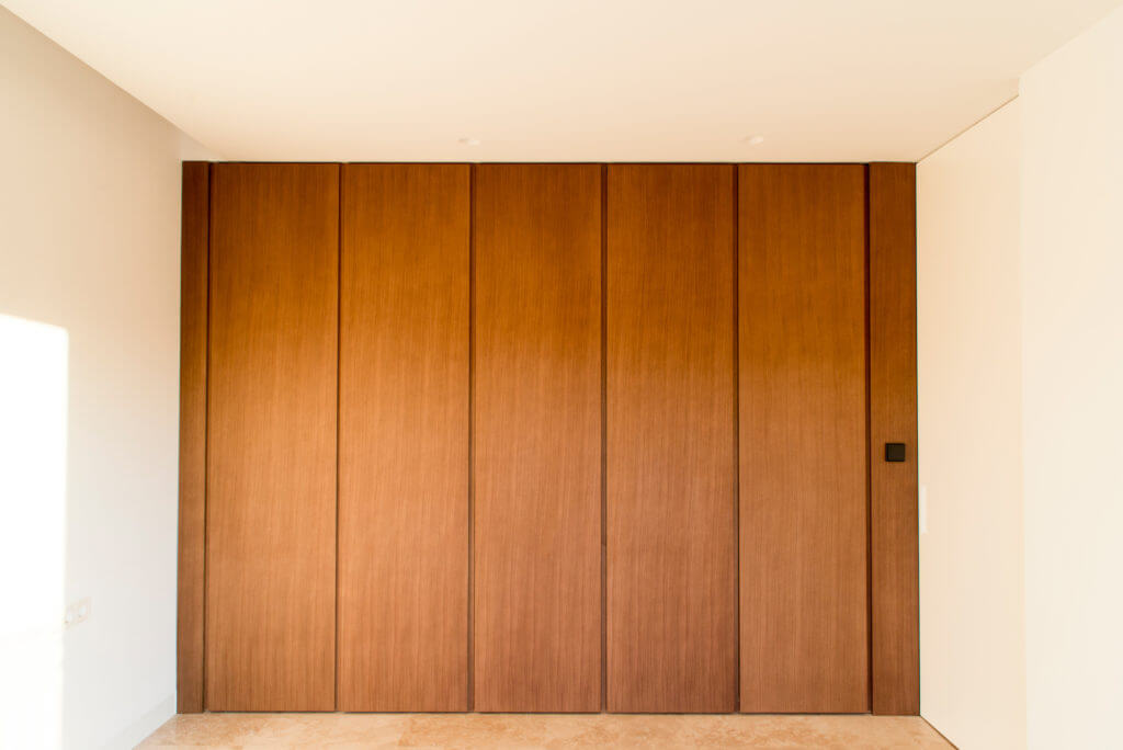 Armario a medida de madera natural -con tirador vertical imperceptible – consigue uniformidad.- DORMITORIO. V18 albereda diseñado por Loriann